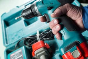 Elektrischer Schraubendreher (depositphotos.com)